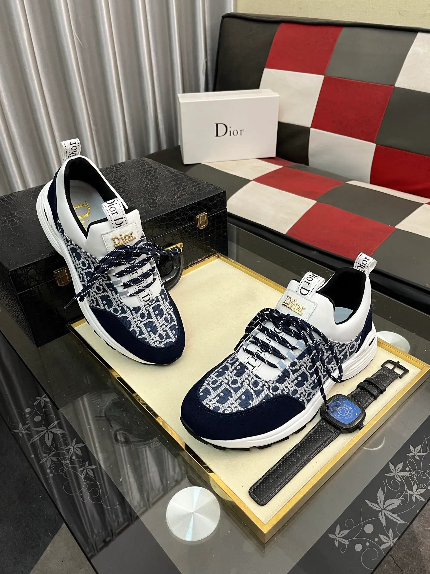 Men's Men's Shoes💰440⌚️⌚️ Dior's casual and sporty style combines the elements of dad's bag-soled shoes. It has successfully broken through the dad shoe style that has been on the streets in recent years and has become a beautiful landscape in luxury goods. The fabric is high mercerized with breathable mesh. The mesh on both sides of the shoe is made of three layers of composite technology. The bottom process uses package molding fabrics: imported high mercerized 🐂 cowhide stitching with original customized D-shaped mesh code number: 38-444️⃣ Colors available